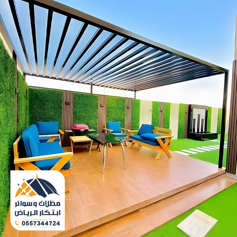 برجولة حديد مع ارضية خشبية بعشب اخضر جميل