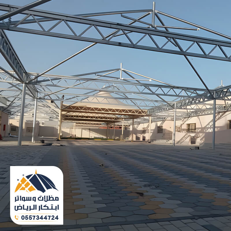 فريق عمل مؤسسة ابتكار الرياض اثناء تركيب مظلات مدارس