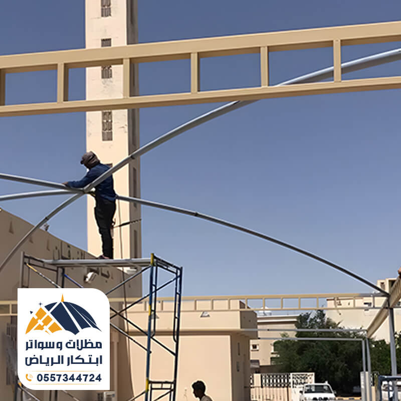 فريق عمل مؤسسة ابتكار الرياض اثناء تنفيذ مظلة جامع
