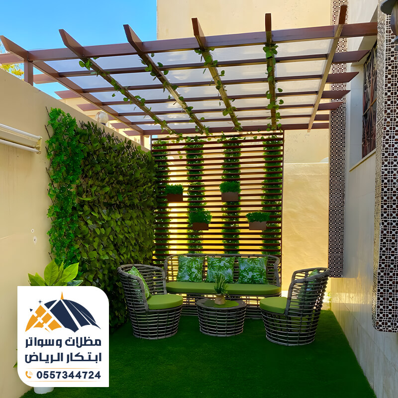 مظلات حدائق بعشب أخضر جميل